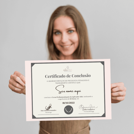 mulher_segurando_certificado_abamais_aba_aplicadoraba